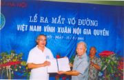 Võ sư cao cấp Kim Dao, Chủ tịch Hội VTHN trao quyết định thành lập VĐ VNVXNGQ cho VS Nguyễn Ngọc Nội